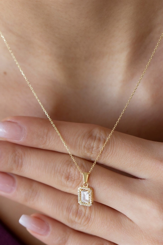 "Şık Altın Baget Taşlı Kolye, 1,70 gram, Goldium ustalığı ve Altın Baget Taşlı Kolye modeli ile uzun ömürlü kullanım sağlar