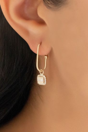 Altın Baget Taşlı Küpe, 2,39 gram ve özenli işçilikle Altın Baget Küpe’in günlük ve özel kullanıma uygun bir Goldium modelidir.