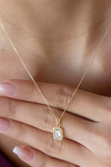 "Şık Altın Baget Taşlı Kolye, 1,70 gram, Goldium ustalığı ve Altın Baget Taşlı Kolye modeli ile uzun ömürlü kullanım sağlar