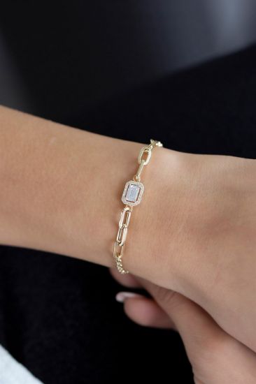 Altın Ataç Zincirli Baget Bileklik, 2,60 gram ve özenli işçilikle Altın Kalpli Bileklik’in günlük ve özel kullanıma uygun bir Goldium modelidir.