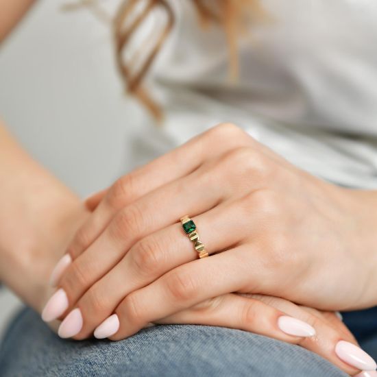 "14 Ayar Altın Yeşil Taşlı Yüzük, 2,32 gram, Goldium ustalığı ve Altın Yüzük modeli ile uzun ömürlü kullanım sağlar