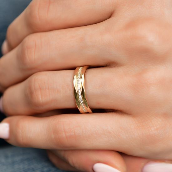 "14 Ayar Altın Taşlı Çizgi Yüzük, 1,87 gram, Goldium ustalığı ve Altın Yüzük modeli ile uzun ömürlü kullanım sağlar