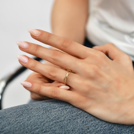 "14 Ayar Altın Taşlı Kilit Model Yüzük, 1,19 gram tasarımıyla Altın Yüzük kategorisinde, Goldium imzasıyla modern bir görünüm sunar