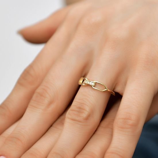 "14 Ayar Altın Taşlı Kilit Model Yüzük, 1,19 gram tasarımıyla Altın Yüzük kategorisinde, Goldium imzasıyla modern bir görünüm sunar