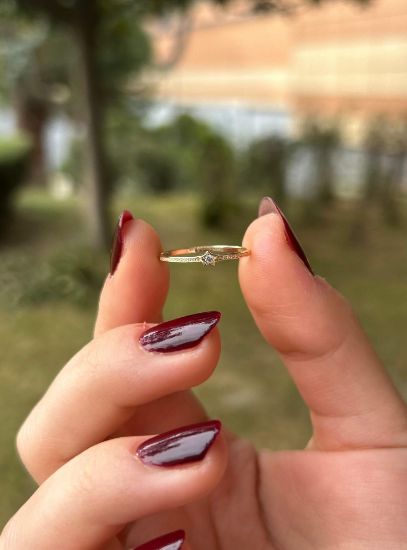 "14 Ayar Altın Minimal Taşlı Yıldız Yüzük, 0,80 gram, Goldium ustalığı ve Altın Yüzük modeli ile uzun ömürlü kullanım sağlar