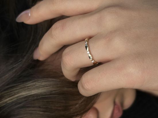"14 Ayar Altın Taşlı Minimal Kadın Yüzük, 0,90 gram olup Ebru Sever Türk'ün Favorileri modellerinden biridir. Ağırlığı ve zarif tasarımıyla stilinizi tamamlar
