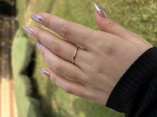 "14 Ayar Altın Minimal Tarz Yüzük, 0,75 gram tasarımıyla Ebru Sever Türk'ün Favorileri kategorisinde, Goldium imzasıyla modern bir görünüm sunar