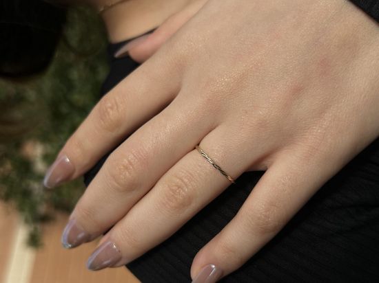 "14 Ayar Altın Minimal Burgu Yüzük, 0,76 gram olup Ebru Sever Türk'ün Favorileri modellerinden biridir. Ağırlığı ve zarif tasarımıyla stilinizi tamamlar