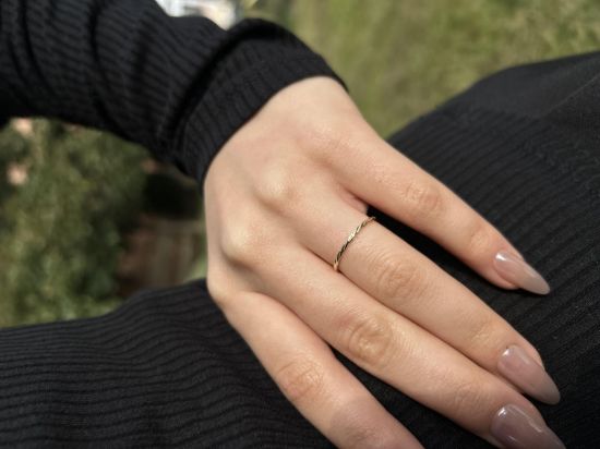 "14 Ayar Altın Minimal Burgu Yüzük, 0,76 gram olup Ebru Sever Türk'ün Favorileri modellerinden biridir. Ağırlığı ve zarif tasarımıyla stilinizi tamamlar