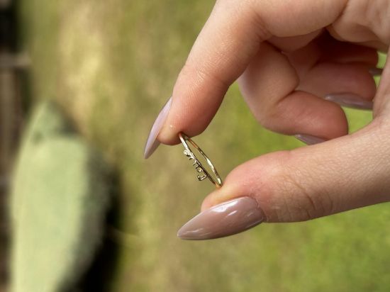 14 Ayar Altın Love Yazılı Kadın Yüzük, 0,65 gram ve özenli işçilikle Ebru Sever Türk'ün Favorileri’in günlük ve özel kullanıma uygun bir Goldium modelidir.