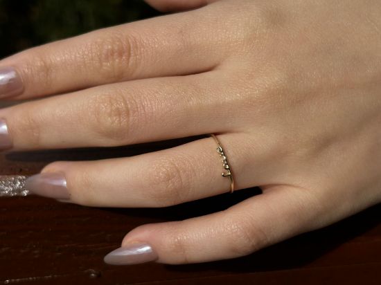 14 Ayar Altın Love Yazılı Kadın Yüzük, 0,65 gram ve özenli işçilikle Ebru Sever Türk'ün Favorileri’in günlük ve özel kullanıma uygun bir Goldium modelidir.