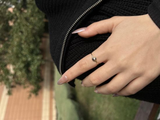 14 Ayar Altın Göz Yüzük, 0,83 gram ve özenli işçilikle Ebru Sever Türk'ün Favorileri’in günlük ve özel kullanıma uygun bir Goldium modelidir.