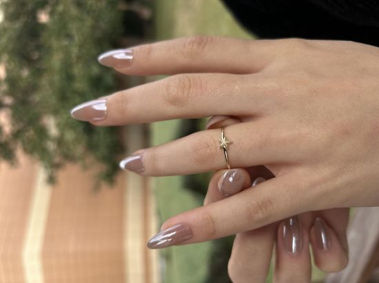 "14 Ayar Altın Deniz Yıldızı Yüzük, 0,85 gram tasarımıyla Ebru Sever Türk'ün Favorileri kategorisinde, Goldium imzasıyla modern bir görünüm sunar