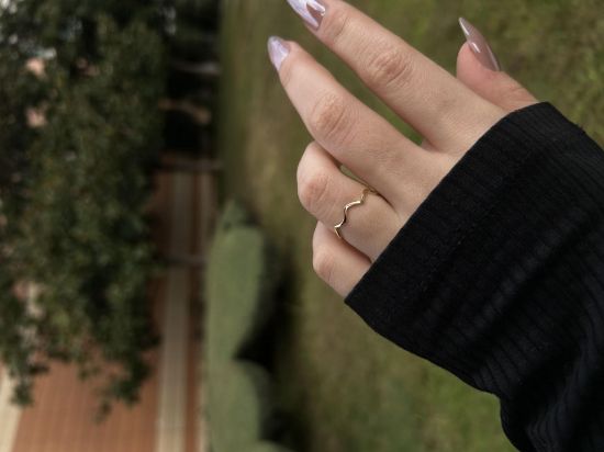 "14 Ayar Altın Dalgalı Yüzük, 0,75 gram olup Ebru Sever Türk'ün Favorileri modellerinden biridir. Ağırlığı ve zarif tasarımıyla stilinizi tamamlar