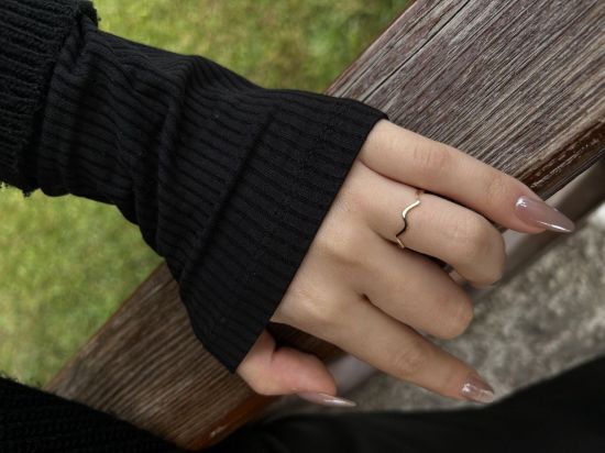 "14 Ayar Altın Dalgalı Yüzük, 0,75 gram olup Ebru Sever Türk'ün Favorileri modellerinden biridir. Ağırlığı ve zarif tasarımıyla stilinizi tamamlar