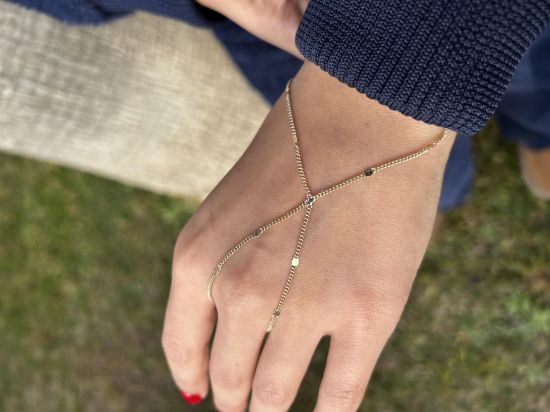 "Altın Pul Detaylı Şahmeran Modeli, 2,50 gram, Goldium ustalığı ve Ebru Sever Türk'ün Favorileri modeli ile uzun ömürlü kullanım sağlar