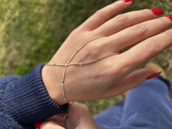 "Altın Pul Detaylı Şahmeran Modeli, 2,50 gram, Goldium ustalığı ve Ebru Sever Türk'ün Favorileri modeli ile uzun ömürlü kullanım sağlar
