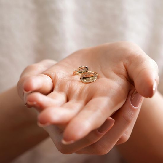 "14 Ayar Oval Taşlı Altın Yüzük, 2,31 gram tasarımıyla Altın Fantezi Yüzük kategorisinde, Goldium imzasıyla modern bir görünüm sunar
