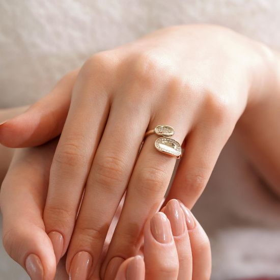 "14 Ayar Oval Taşlı Altın Yüzük, 2,31 gram tasarımıyla Altın Fantezi Yüzük kategorisinde, Goldium imzasıyla modern bir görünüm sunar