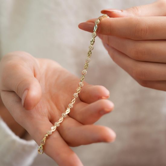 14 Ayar Taşlı Dorika Altın Bileklik, 5,95 gram ve özenli işçilikle Altın Dorika Toplu Bileklik’in günlük ve özel kullanıma uygun bir Goldium modelidir.