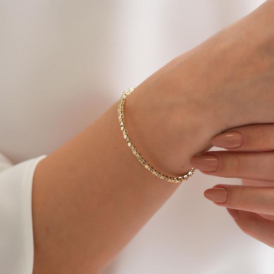 "14 Ayar Altın Dorika Bileklik, 7,34 gram, Goldium ustalığı ve Ebru Sever Türk'ün Favorileri modeli ile uzun ömürlü kullanım sağlar