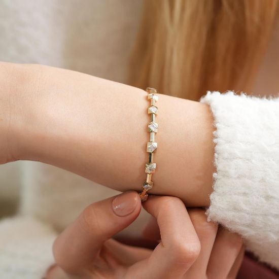 14 Ayar Taş Detaylı Fantezi Bileklik, 8,14 gram ve özenli işçilikle Ebru Sever Türk'ün Favorileri’in günlük ve özel kullanıma uygun bir Goldium modelidir.