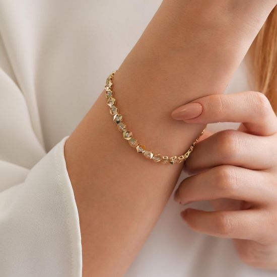"14 Ayar Altın Taş Detaylı Bileklik, 8,56 gram, Goldium ustalığı ve Ebru Sever Türk'ün Favorileri modeli ile uzun ömürlü kullanım sağlar