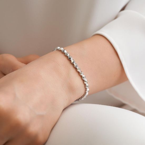 "14 Ayar Kare Taşlı Altın Bileklik, 9,38 gram, Goldium ustalığı ve Ebru Sever Türk'ün Favorileri modeli ile uzun ömürlü kullanım sağlar