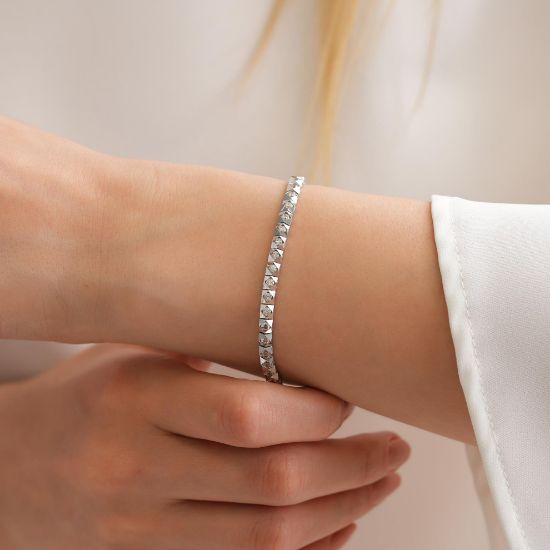 "14 Ayar Beyaz Altın Taşlı Bileklik, 10,38 gram, Goldium ustalığı ve Ebru Sever Türk'ün Favorileri modeli ile uzun ömürlü kullanım sağlar
