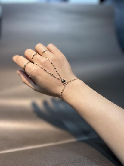 "Altın Yıldız Detaylı Taşlı Şahmeran, 0 gram tasarımıyla Ebru Sever Türk'ün Favorileri kategorisinde, Goldium imzasıyla modern bir görünüm sunar