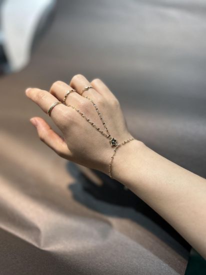 "Altın Yıldız Detaylı Taşlı Şahmeran, 0 gram tasarımıyla Ebru Sever Türk'ün Favorileri kategorisinde, Goldium imzasıyla modern bir görünüm sunar