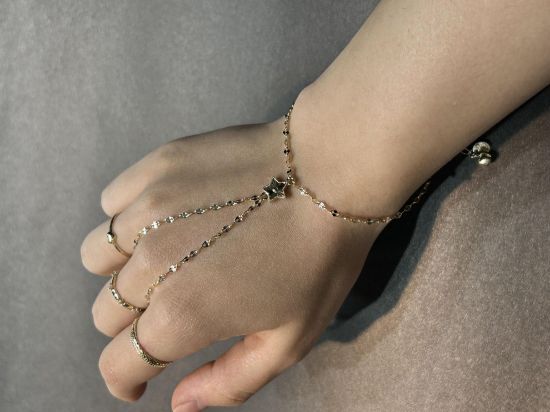 "Altın Yıldız Detaylı Taşlı Şahmeran, 0 gram tasarımıyla Ebru Sever Türk'ün Favorileri kategorisinde, Goldium imzasıyla modern bir görünüm sunar