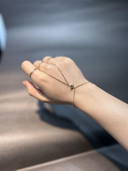 14 Ayar Yıldız Detaylı Altın Şahmeran, 2,62 gram ve özenli işçilikle Ebru Sever Türk'ün Favorileri’in günlük ve özel kullanıma uygun bir Goldium modelidir.