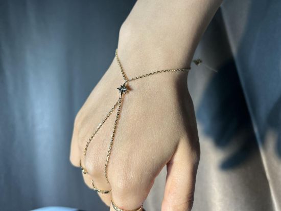 14 Ayar Yıldız Detaylı Altın Şahmeran, 2,62 gram ve özenli işçilikle Ebru Sever Türk'ün Favorileri’in günlük ve özel kullanıma uygun bir Goldium modelidir.