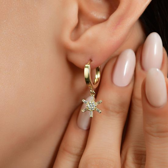 "14 Ayar Altın Sallantılı Kar Tanesi Taşlı Küpe, 2,09 gram, Goldium ustalığı ve Altın Sallantılı Küpe modeli ile uzun ömürlü kullanım sağlar