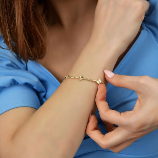 "14 Ayar Altın Kalem İşçilikli Yonca Bileklik, 4,98 gram, Goldium ustalığı ve Altın Bileklik modeli ile uzun ömürlü kullanım sağlar