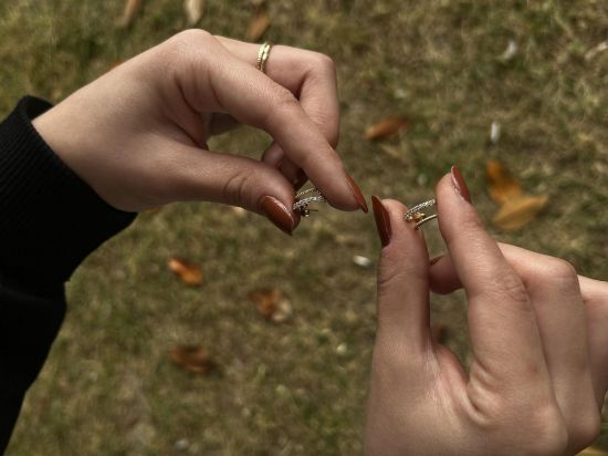 "Çift Sıra Görünümlü Taşlı Altın Halka Küpe, 2,29 gram, Goldium ustalığı ve Altın Halka Küpe modeli ile uzun ömürlü kullanım sağlar
