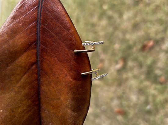 "Çift Görünümlü Taşlı Altın Küpe, 3,58 gram tasarımıyla Altın Küpe kategorisinde, Goldium imzasıyla modern bir görünüm sunar