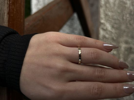"14 Ayar Altın Tasarım Model Yüzük, 1,10 gram tasarımıyla Ebru Sever Türk'ün Favorileri kategorisinde, Goldium imzasıyla modern bir görünüm sunar