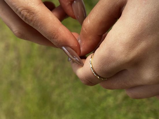 "14 Ayar Altın Tamtur Tırtık Yüzük, 0,95 gram olup Ebru Sever Türk'ün Favorileri modellerinden biridir. Ağırlığı ve zarif tasarımıyla stilinizi tamamlar