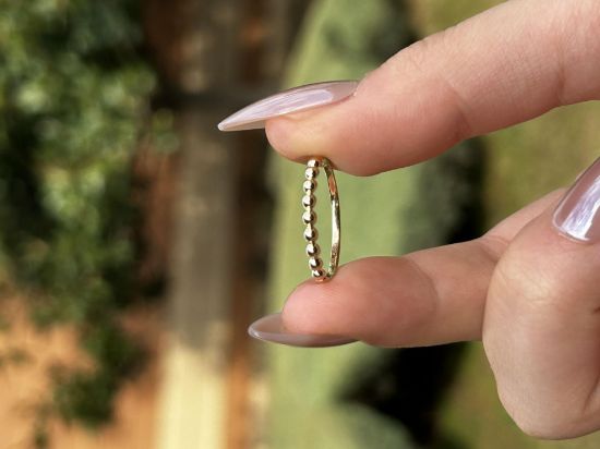 14 Ayar Altın Sıralı Top Yüzük, 0,90 gram ve özenli işçilikle Ebru Sever Türk'ün Favorileri’in günlük ve özel kullanıma uygun bir Goldium modelidir.