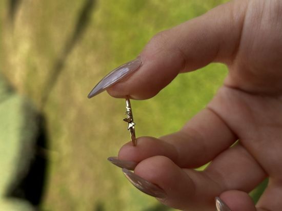 "14 Ayar Altın Mini Kelebek Yüzük, 0,83 gram tasarımıyla Ebru Sever Türk'ün Favorileri kategorisinde, Goldium imzasıyla modern bir görünüm sunar