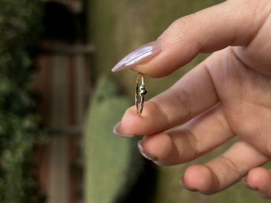 "14 Ayar Altın Kalpli Minimal Yüzük, 0,85 gram, Goldium ustalığı ve Ebru Sever Türk'ün Favorileri modeli ile uzun ömürlü kullanım sağlar