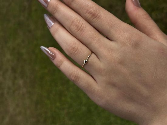 "14 Ayar Altın Kalpli Minimal Yüzük, 0,85 gram, Goldium ustalığı ve Ebru Sever Türk'ün Favorileri modeli ile uzun ömürlü kullanım sağlar