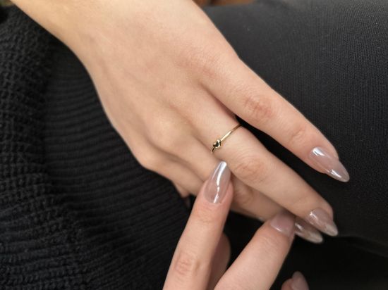 "14 Ayar Altın Kalpli Minimal Yüzük, 0,85 gram, Goldium ustalığı ve Ebru Sever Türk'ün Favorileri modeli ile uzun ömürlü kullanım sağlar