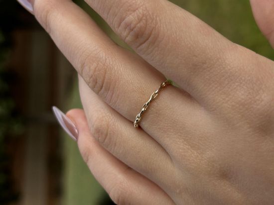 "14 ayar altın minimal zincir yüzük, 0,90 gram tasarımıyla Altın Minimal Yüzük kategorisinde, Goldium imzasıyla modern bir görünüm sunar