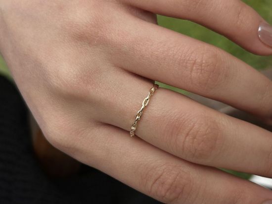 "14 ayar altın minimal zincir yüzük, 0,90 gram tasarımıyla Altın Minimal Yüzük kategorisinde, Goldium imzasıyla modern bir görünüm sunar