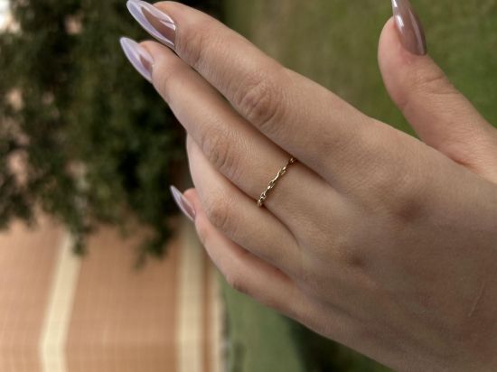 "14 ayar altın minimal zincir yüzük, 0,90 gram tasarımıyla Altın Minimal Yüzük kategorisinde, Goldium imzasıyla modern bir görünüm sunar