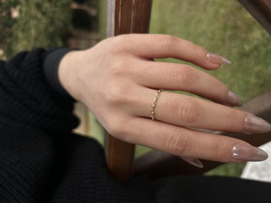 "14 ayar altın minimal zincir yüzük, 0,90 gram tasarımıyla Altın Minimal Yüzük kategorisinde, Goldium imzasıyla modern bir görünüm sunar
