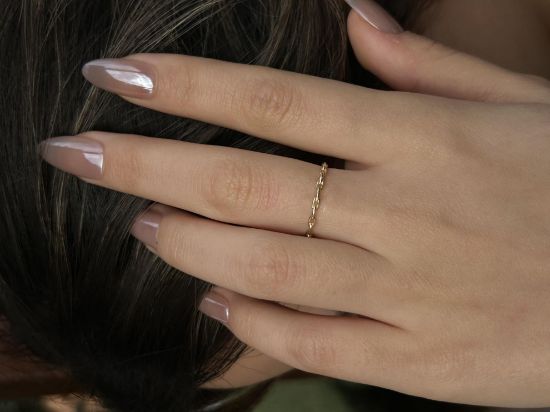 "14 ayar altın minimal zincir yüzük, 0,90 gram tasarımıyla Altın Minimal Yüzük kategorisinde, Goldium imzasıyla modern bir görünüm sunar
